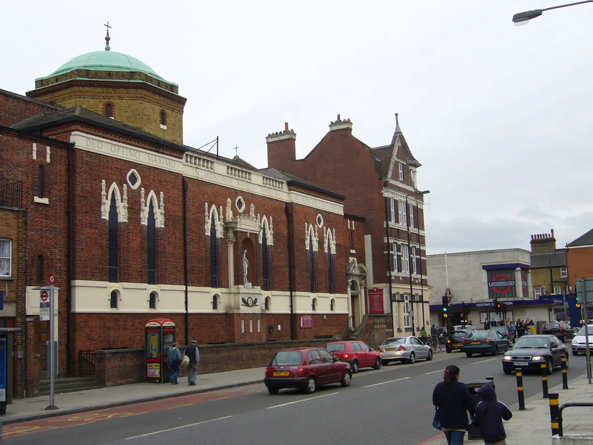 Workwear printing in Tooting, Greater London Tooting, near London in Greater London — the area Net-workwear supplies with branded workwear and embroidered uniforms